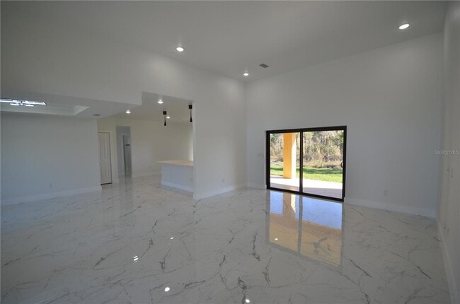 Building Photo - 1242 Hathor St E