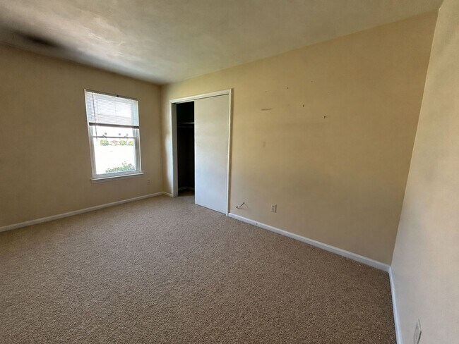 Building Photo - 913 Bernstein Ct