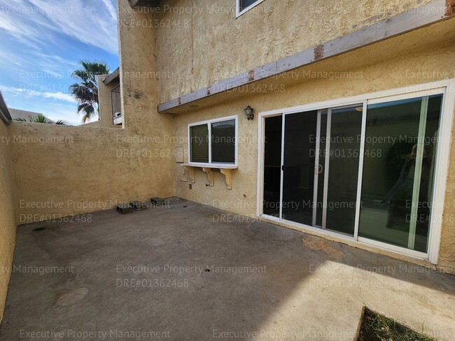 Building Photo - Charming 3 bedroom, 2.5 bathroom condo loc...