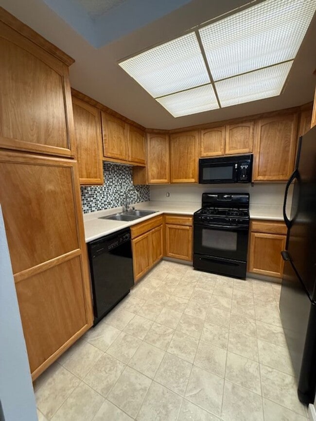 Building Photo - Rare 2 bedroom/1 bathroom Single Story Con...