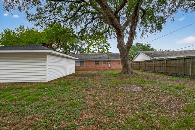 Building Photo - 5615 Beechnut St