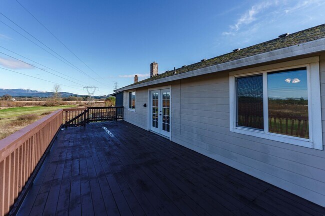 Building Photo - 4 Bedroom 2.5 Bathroom With Large Fenced B...