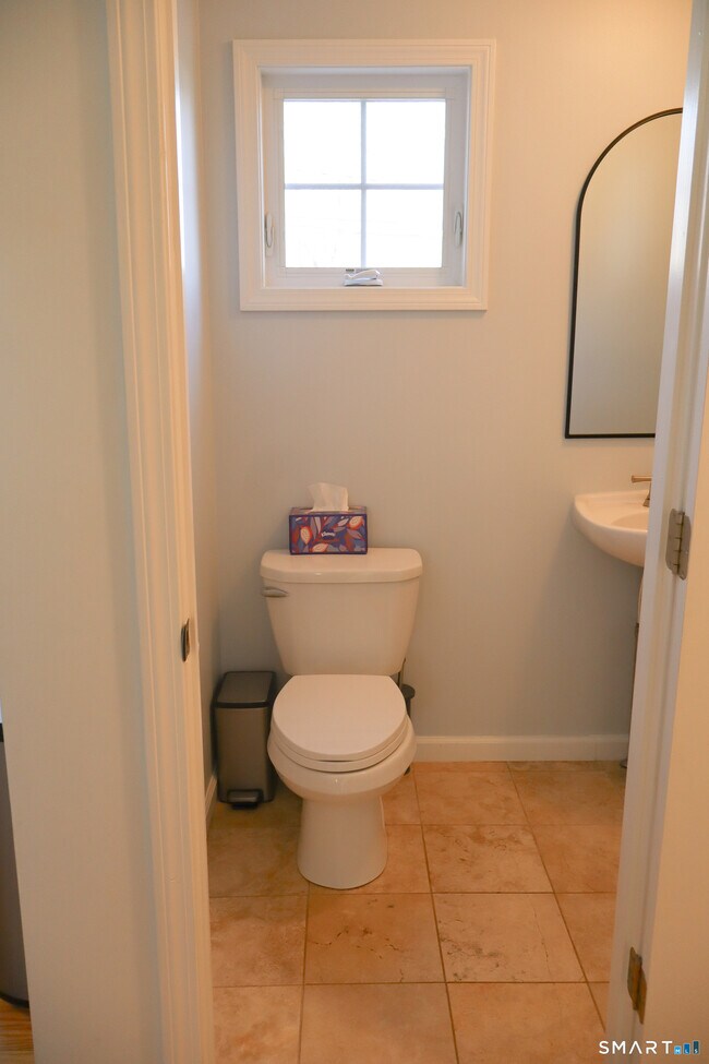 Building Photo - 25 W Silver St