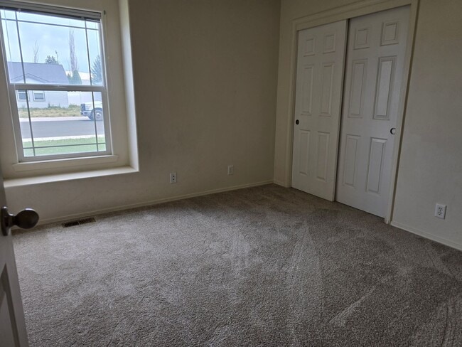 Building Photo - For Rent: 3 Bed, 2 Bath Home in Magic Vall...