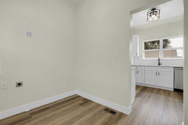 Building Photo - $2,295 - 2 Bed, 1 Bath Newly Renovated Hom...