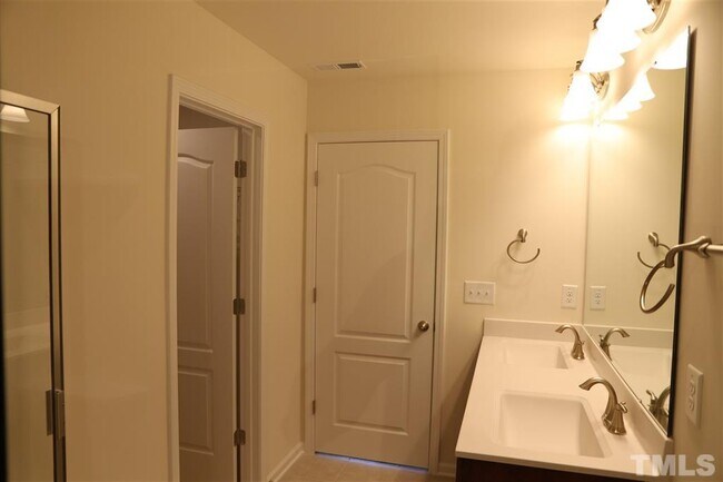 Building Photo - 315 King Closer Dr