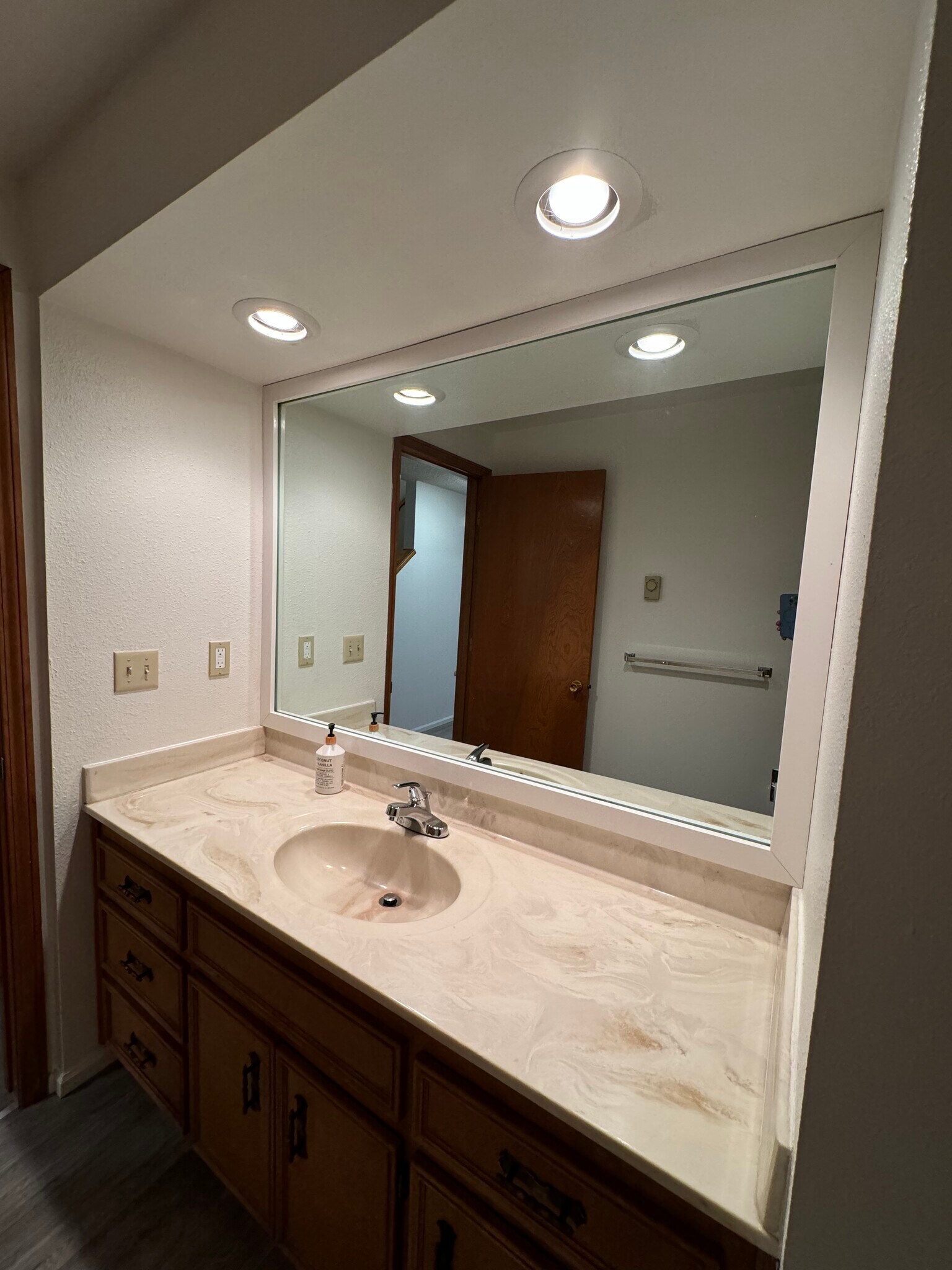Downstairs 1/2 bathroom - 1293 City View St