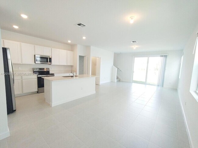 Building Photo - 535 Rivergrass St