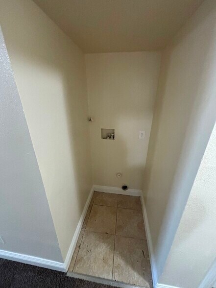 Building Photo - 834 1/2 E 77th St