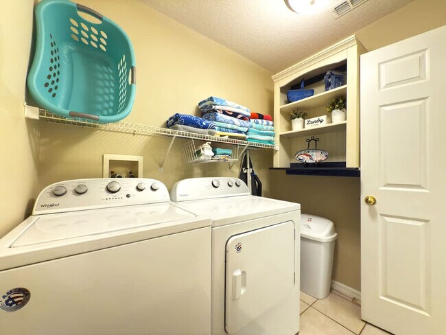 Building Photo - 900 Oxford Dr