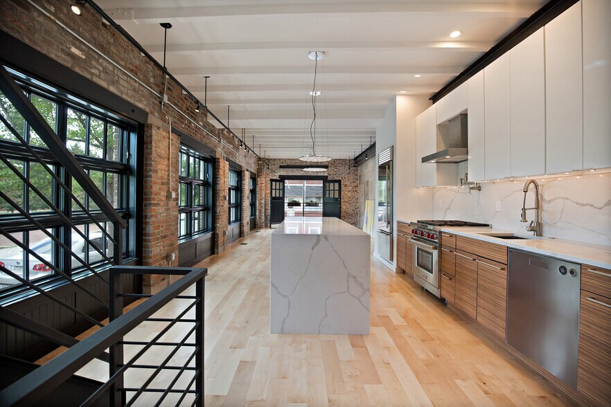 Building Photo - 318 N Lawrence St