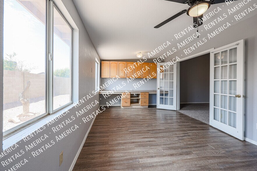 Building Photo - 5515 E Farmdale Ave