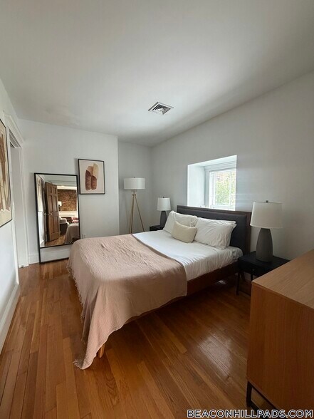 Building Photo - 14 Derne St