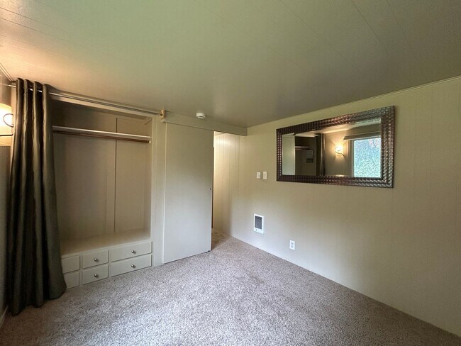 Building Photo - Stunning Views! Secluded 2 Bed, 1 Bath Gem!