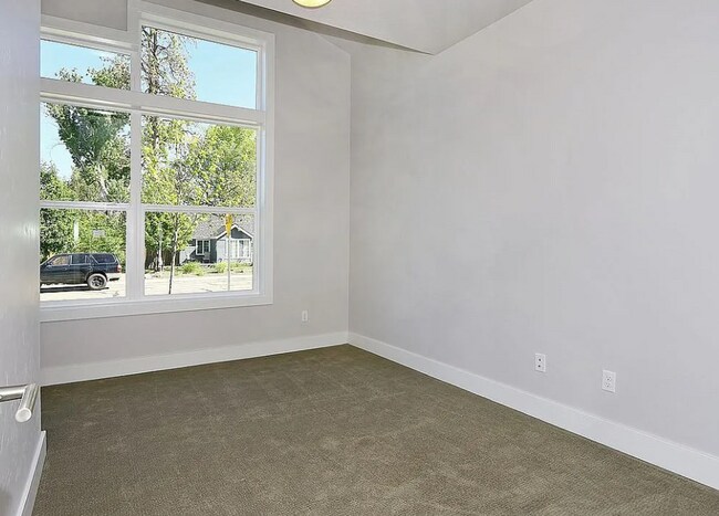 Building Photo - 2805 W Pleasanton Ave