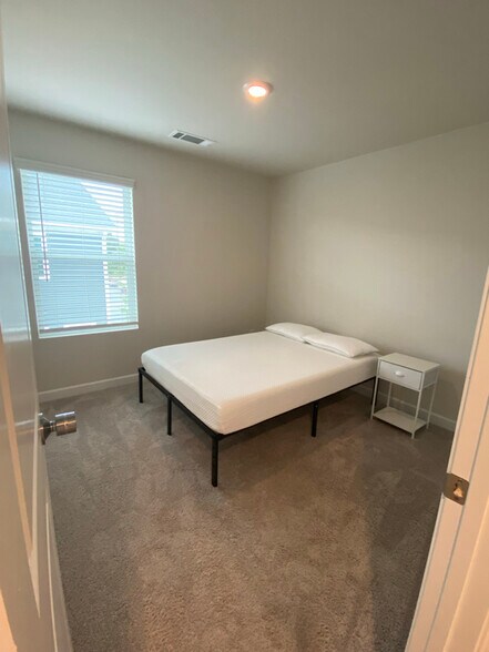 Building Photo - 7116 Bryce Ave