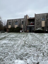 Building Photo - 977 Village Round