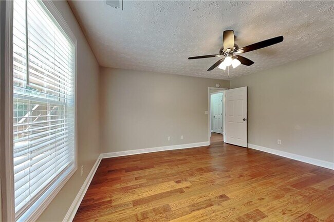 Building Photo - 990 Golden Meadows Ln