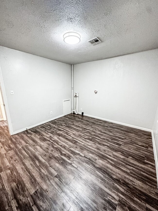 Building Photo - Charming 2 Bed 1 Bath Home - Convenient to Highways!