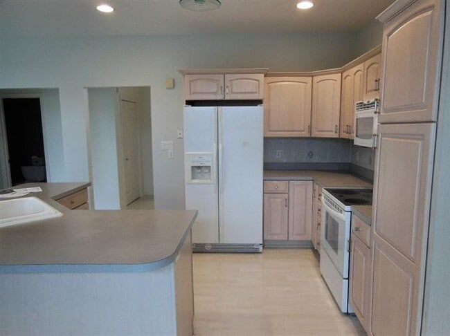 Building Photo - 9939 Sequoia Ln