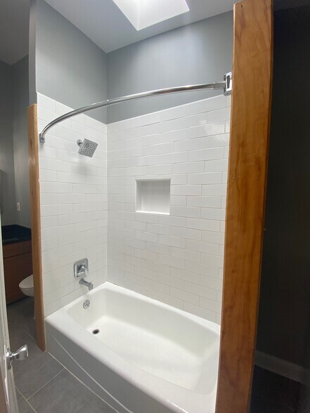 Bath Full - 411 I St NE