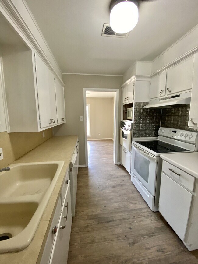 Building Photo - Spacious 4-Bedroom, 3-Bath Home in Central...