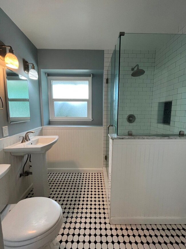 Building Photo - Upgraded 4+2 w/hardwood floors + great bac...