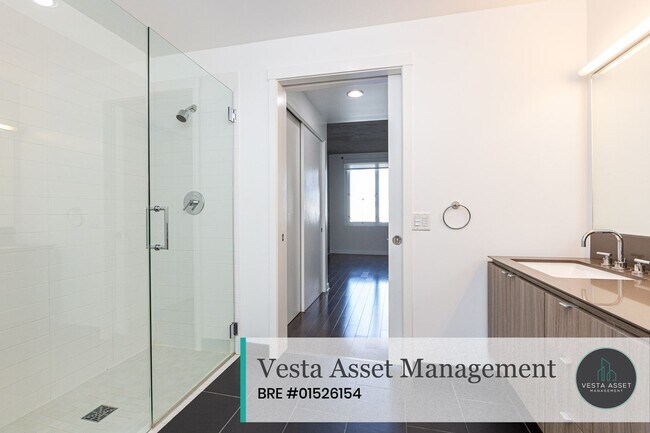 Building Photo - Designer 2-Bedroom in Iconic VIDA Residences