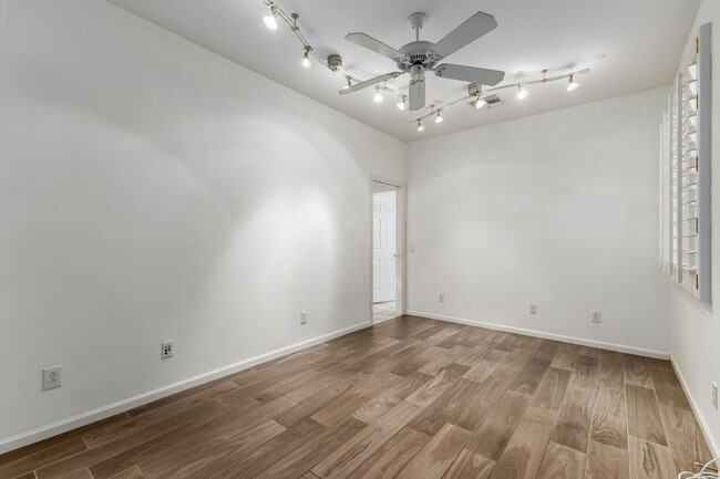 Building Photo - Long term rental in Oakwood with private pool