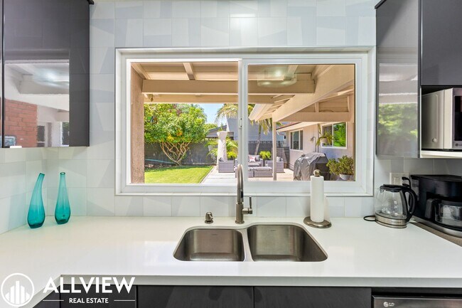 Building Photo - Exquisite 4 Bed 2.5 Bath Home in Orange!