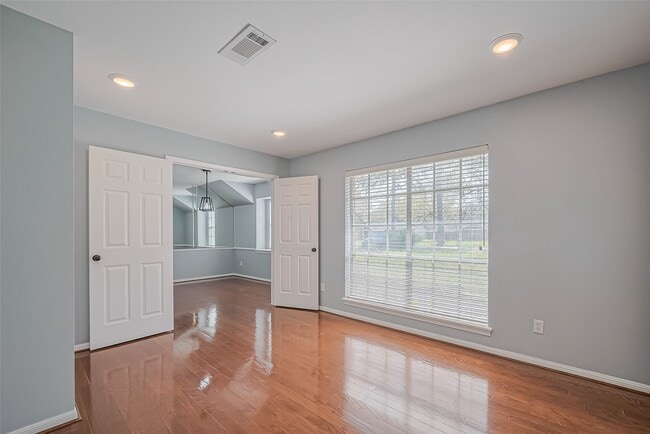 Building Photo - 16506 Amcreek Rd