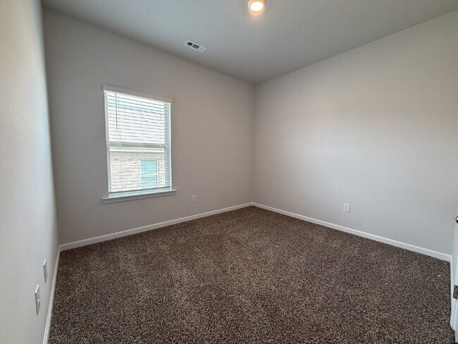 Building Photo - "Charming 3-Bedroom Retreat with Granite Elegance in Huntsville!"
