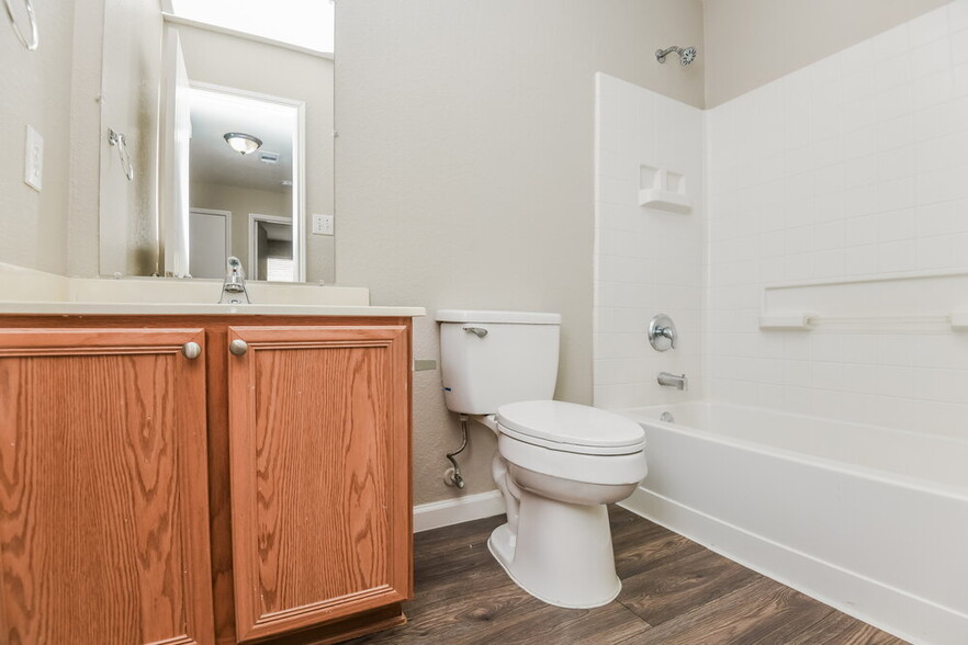 Building Photo - 4936 Water Ridge Ln