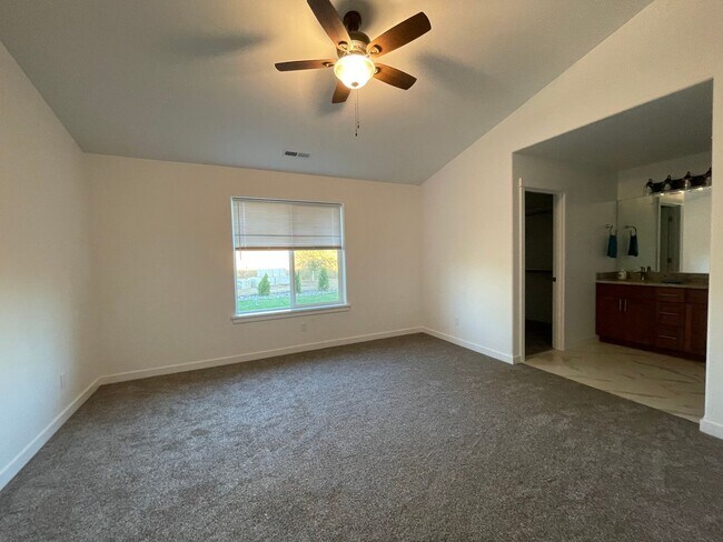 Building Photo - Newer 3 Bed 2 Bath Home In New Sutherlin D...