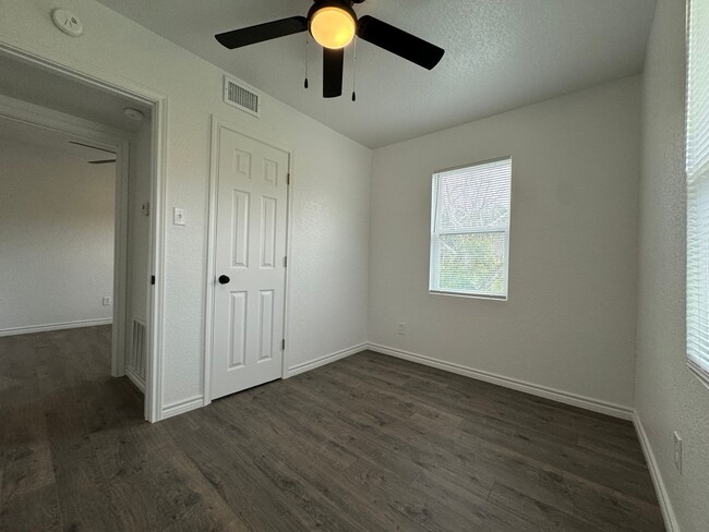 Building Photo - ONLY $850 +  FREE FEB RENT!  WATER INCLUDE...