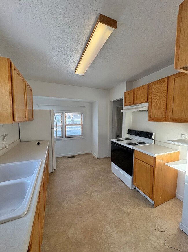 Building Photo - 2 Bedroom House!