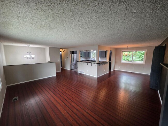 Building Photo - Beautiful Home in 5 Mile