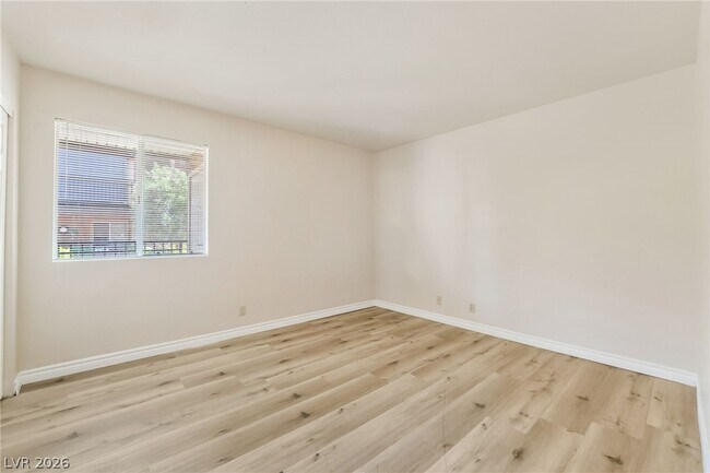 Building Photo - 5062 River Glen Dr