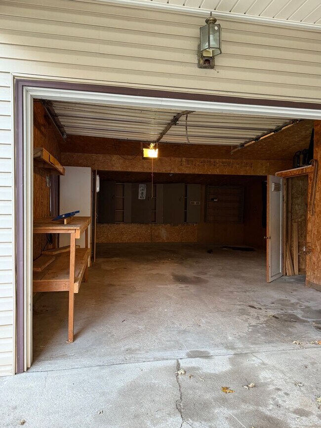 Building Photo - Quiet Cul-de-Sac Living in Council Bluffs