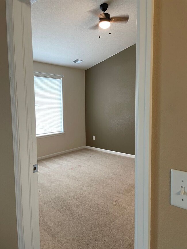 Building Photo - 2 bed/2 bath 2nd-floor condo in Lakeshores at Centerra.