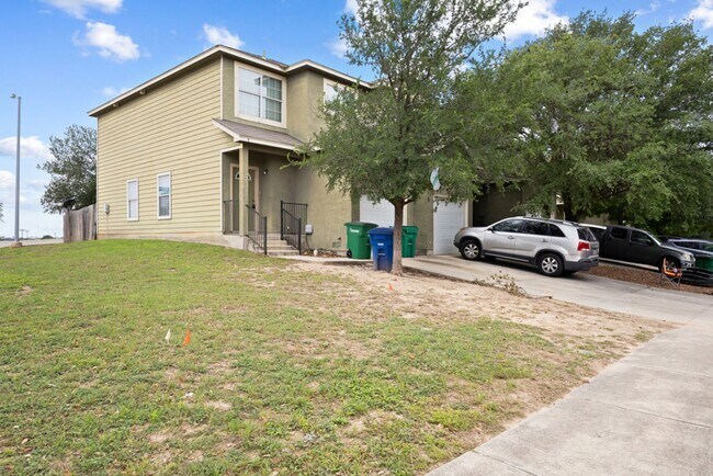 Building Photo - 3 bedroom and 2.5 bathroom located in The Gardens at The Summit Subdivision