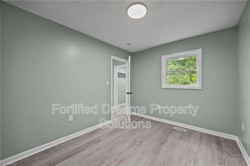 Building Photo - 608 Montgomery St