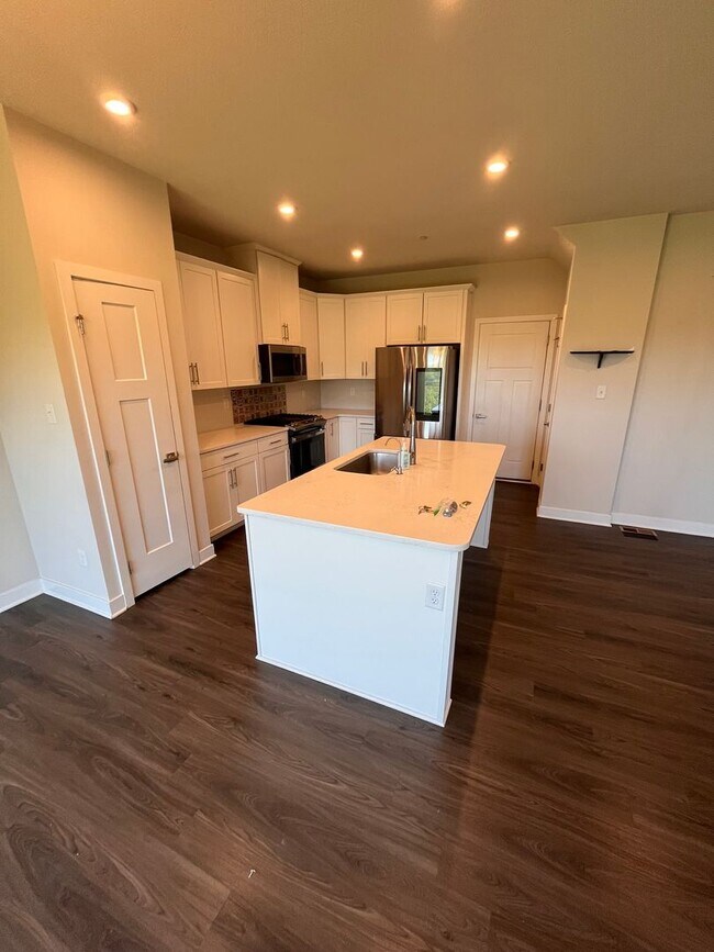 Building Photo - 437 Greenwood Dr