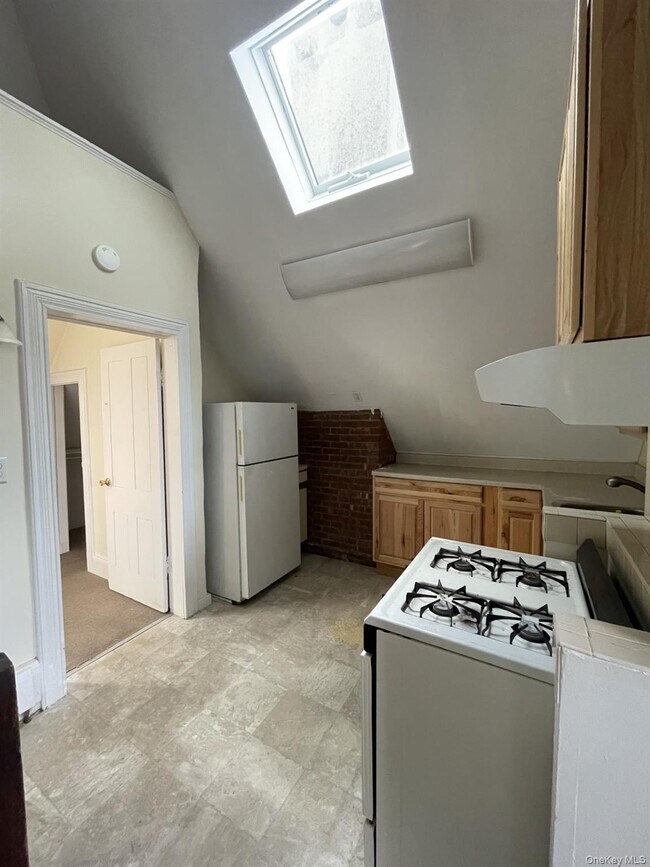 Building Photo - 579 Broadway