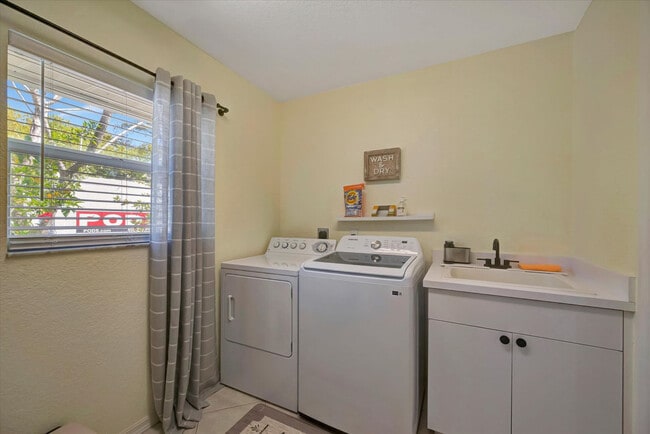 Building Photo - 19 Hoffer St