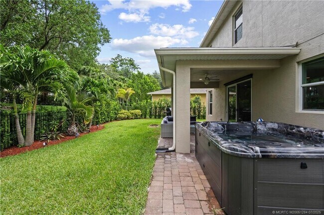 Building Photo - 1813 NW Cataluna Cir