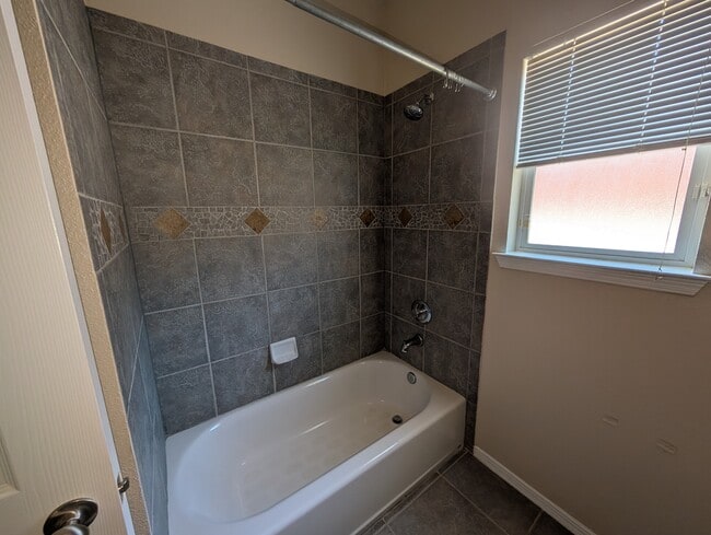 Building Photo - 5803 London Dr