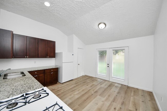 Building Photo - 20214 Apache Gardens Ln