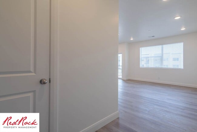 Building Photo - Spacious 3 Bedroom Unit in Desert Color With Pool & Lagoon Access