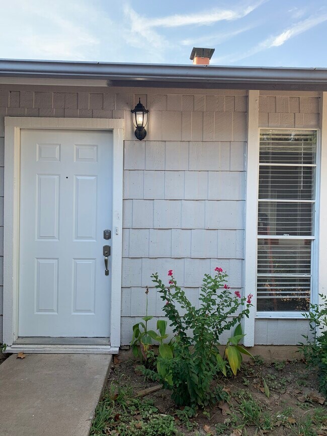 Building Photo - 12304 Willow Wild Dr